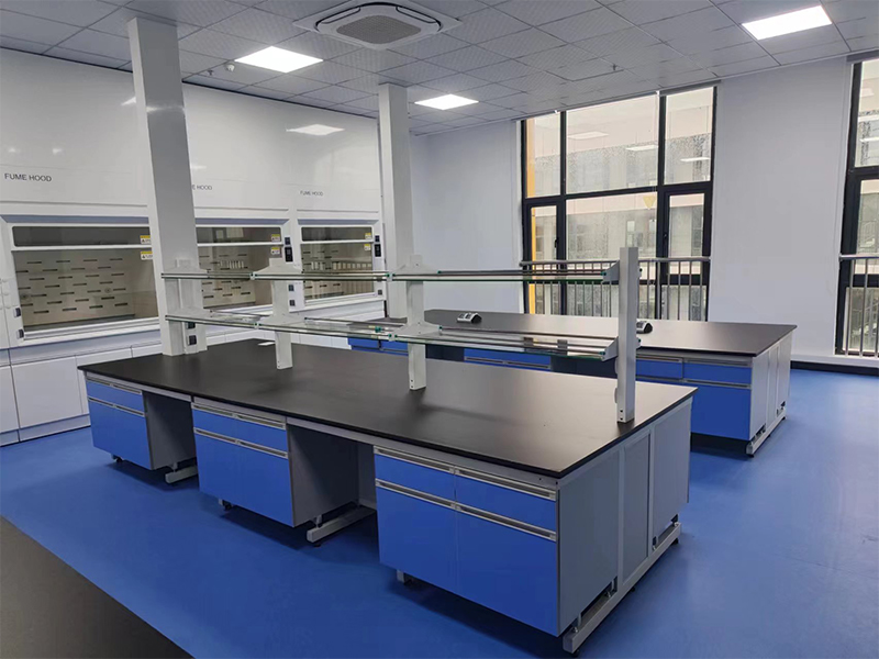 How to Choose the Right Lab Bench for Safety and Efficiency
