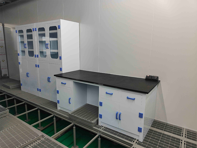 How Lab Bench Surfaces Affect Safety and Efficiency